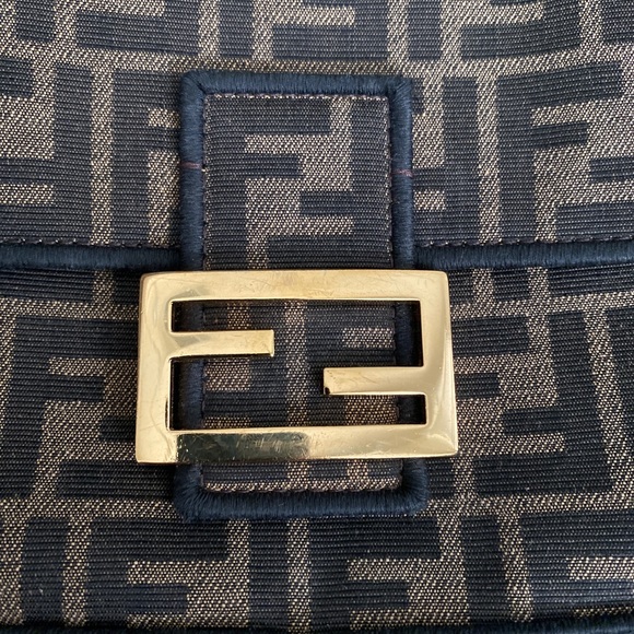 🛑SOLD🛑Fendi Baguette - Picture 4 of 7